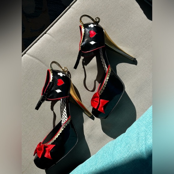 Queen of hearts/Alice In Wonderland heels size 9-never worn - Picture 6 of 8